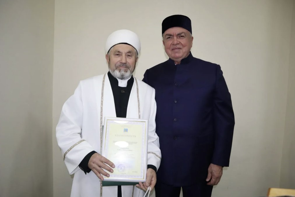 Чаллы башлыгы Наил Мәһдиев юбилярга шәһәр мэрының Рәхмәт хатын тапшырды. 